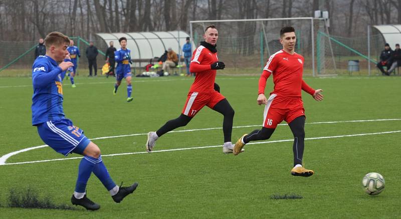 PRVNÍ VÝHRA V PŘÍPRAVĚ. Varnsdorf (v modrém) vyhrál v Brozanech 3:0.