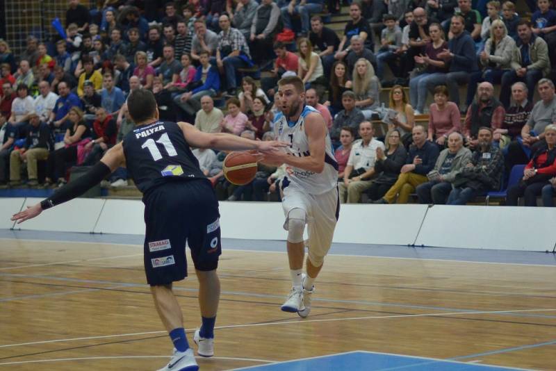 DĚČÍNŠTÍ BASKETBALISTÉ urvali vítězství v Kolíně až díky prodloužení.