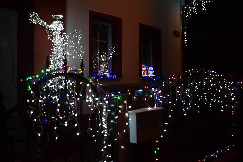 V Benešově opět září do noci vánočně vyzdobený dům a zahrada.