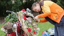 Letošní mezinárodní floristická soutěž Děčínská kotva nalákala diváky na zámecké nádvoří. Soutěžící zdobili květinami auta a motocykly.