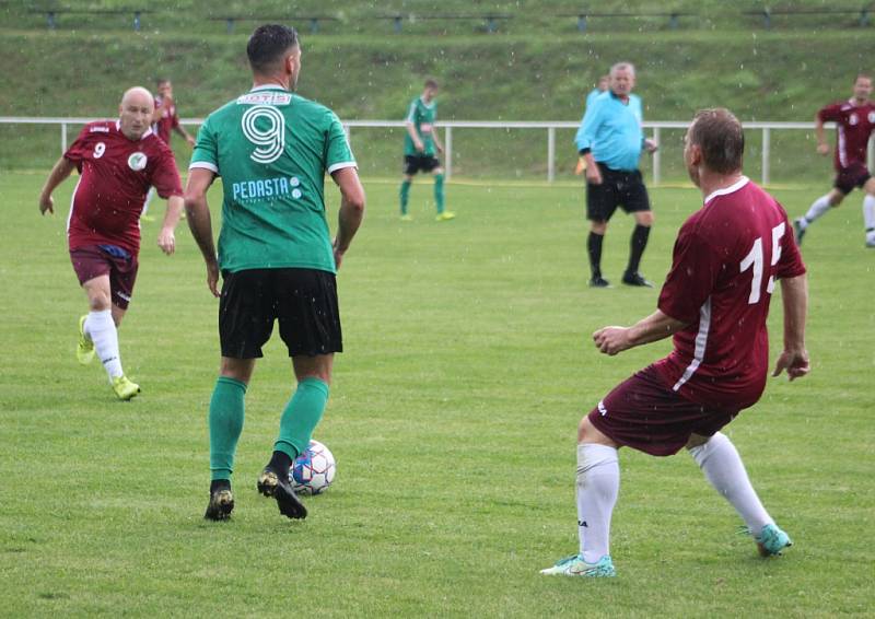 ŠKODA. Heřmanov (fialové dresy) doma podlehl 2:3 Pokraticím.