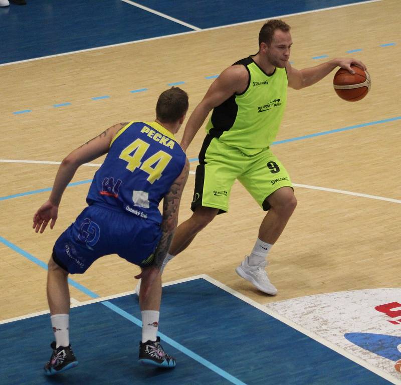 PŘÍPRAVA. Basketbalisté Děčína (žlutá) doma přivítali Ústí nad Labem.