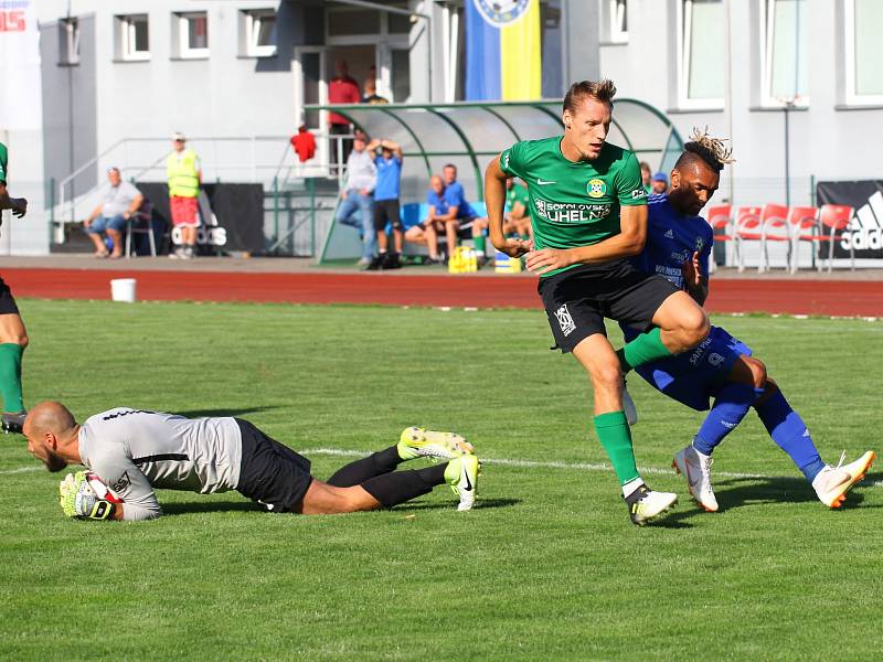 REMÍZA. Varnsdorf (v modrém) remizoval se Sokolovem 0:0.