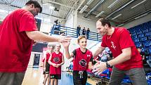 DĚČÍNSKÉ STŘÍBRO. Tým ZŠ Dr. M. Tyrše Děčín (Houston Rockets) si ve 4. ročníku Jr. NBA League došel až pro druhé místo. Na snímku zleva trenér Miroslav Soukup, nejlepší hráč týmu Marek Houška a jeho otec  a trenér Jakub Houška.