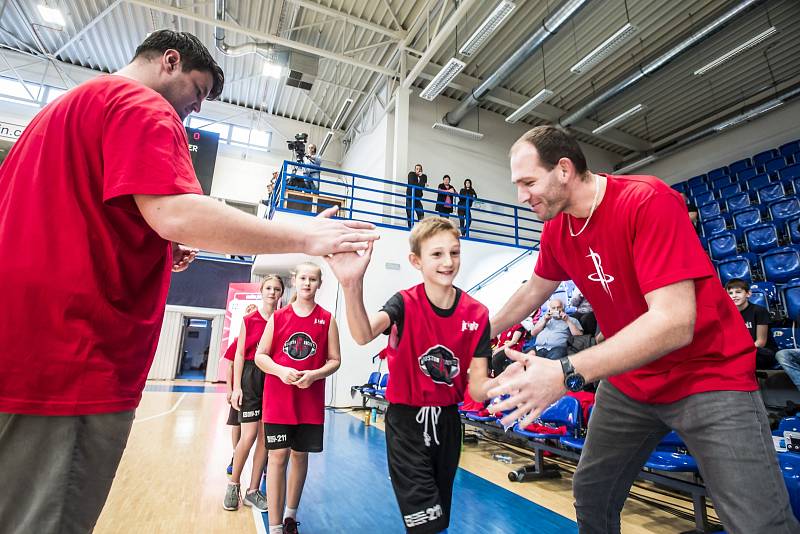 DĚČÍNSKÉ STŘÍBRO. Tým ZŠ Dr. M. Tyrše Děčín (Houston Rockets) si ve 4. ročníku Jr. NBA League došel až pro druhé místo. Na snímku zleva trenér Miroslav Soukup, nejlepší hráč týmu Marek Houška a jeho otec  a trenér Jakub Houška.