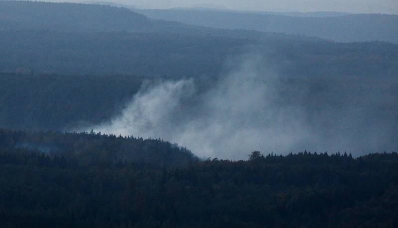 Požár lesa v nepřístupném terénu v oblasti Sněžníku.