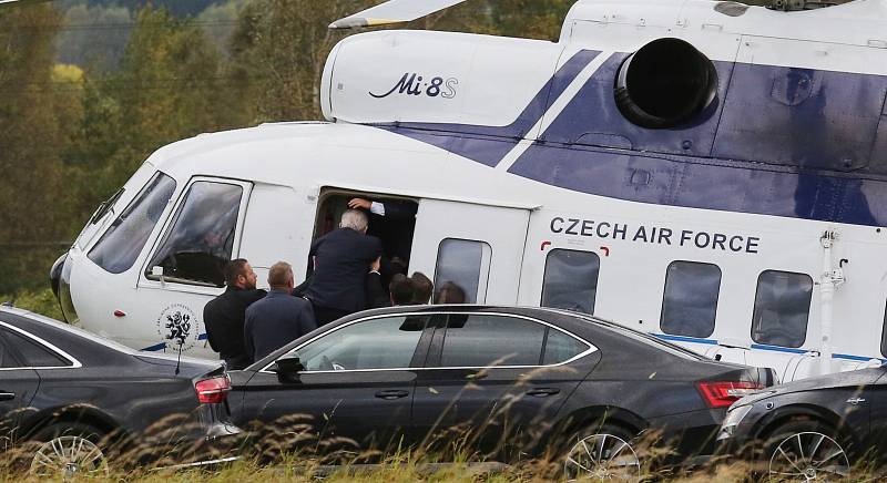 Prezident Miloš Zeman ukončil návštěvu Šluknova i celého Ústeckého kraje a odletěl vrtulníkem