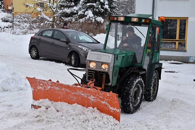 Úklid sněhu v Krásné Lípě.