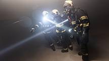 Cvičení hasičů v podzemních garážích hotelu v Krásné Lípě.