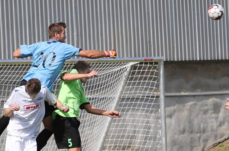 DALŠÍ VÍTĚZSTVÍ. Junior Děčín (v bílém) vyhrál na hřišti Svádova 1:0.