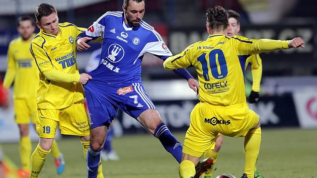 MICHAL ORDOŠ (uprostřed) rozhodl vítězným gólem úterní dohrávku 15. kola mezi domácí Sigmou Olomouc a hosty z Varnsdorfu. Na snímku se ho snaží zastavit Pavlo Rudnytskyy (vlevo) a Jan Linka (vpravo).