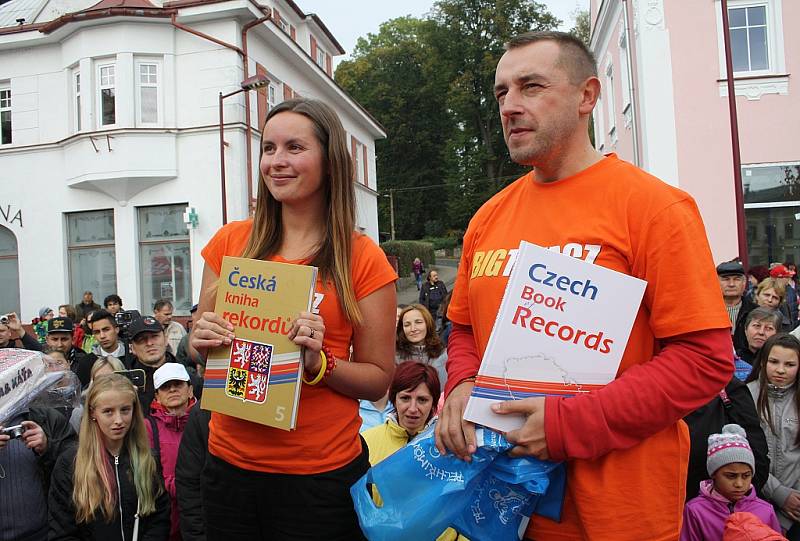 Cestovatelé z Krásné Lípy se vrátili po dvou letech domů. Čekalo je velkolepé uvítání. 