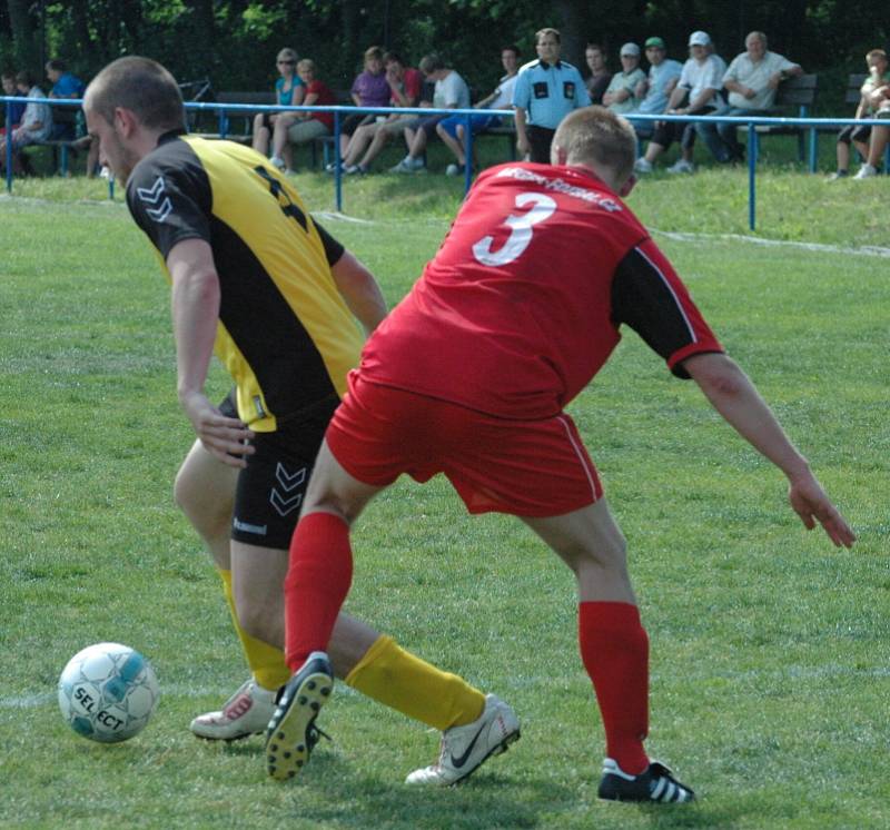 MAJÍ BOD. Česká Kamenice (v červeném) remizovala 0:0 s Chlumcem.