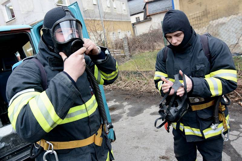 Pravidelné cvičení trávili varnsdorfští dobrovolní hasiči ve výcvikové továrně v centru města.