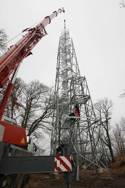 Práce na janovské rozhledně vrcholí právě v těchto dnech, zapojena byla i těžká technika. 