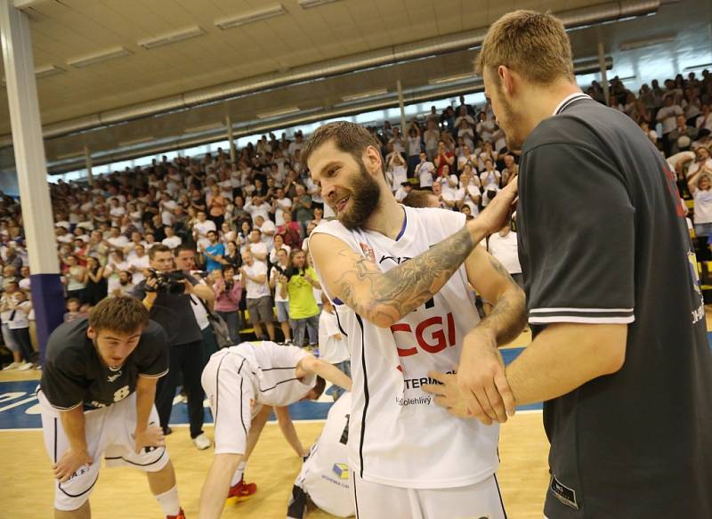 BASKETBALOVÁ NIRVÁNA! Děčínští Válečníci v pátém semifinále porazili Prostějov, v sérii zvítězili 3:2 a ve finále je čeká Nymburk!