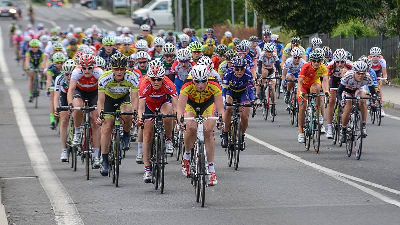 TOUR DE FEMININ 2015 - první etapu vyhrála Brzeznová-Bentkowská z Polska.