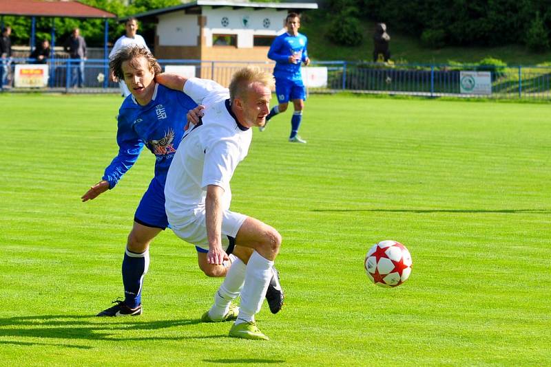 KANONÝR DVOŘÁK. Vilémov (v  bílém) doma porazil 3:2 Vyšehrad.