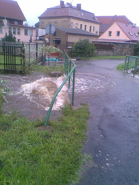 Velká voda ve Verneřicích u Děčína, směr Česka Lípa.