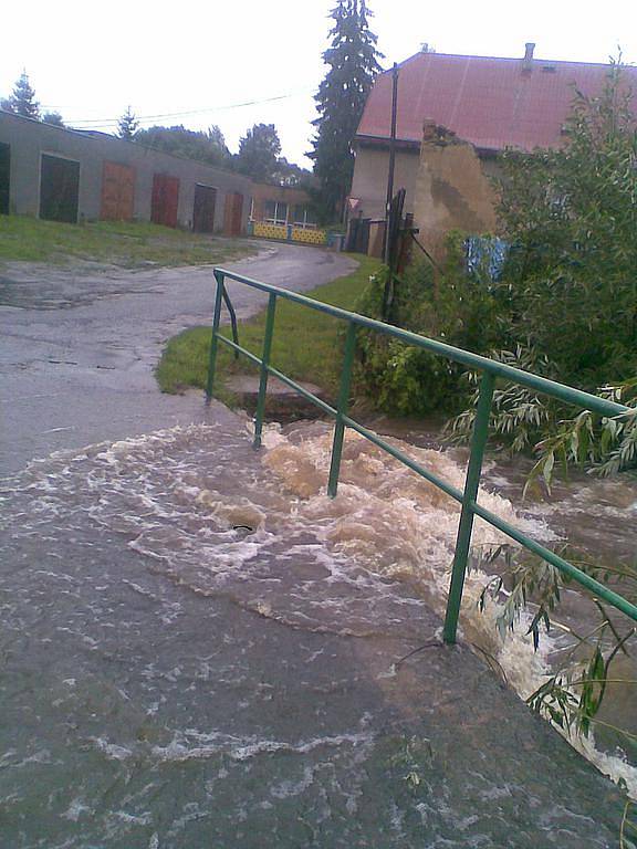 Velká voda ve Verneřicích u Děčína, směr Česka Lípa.