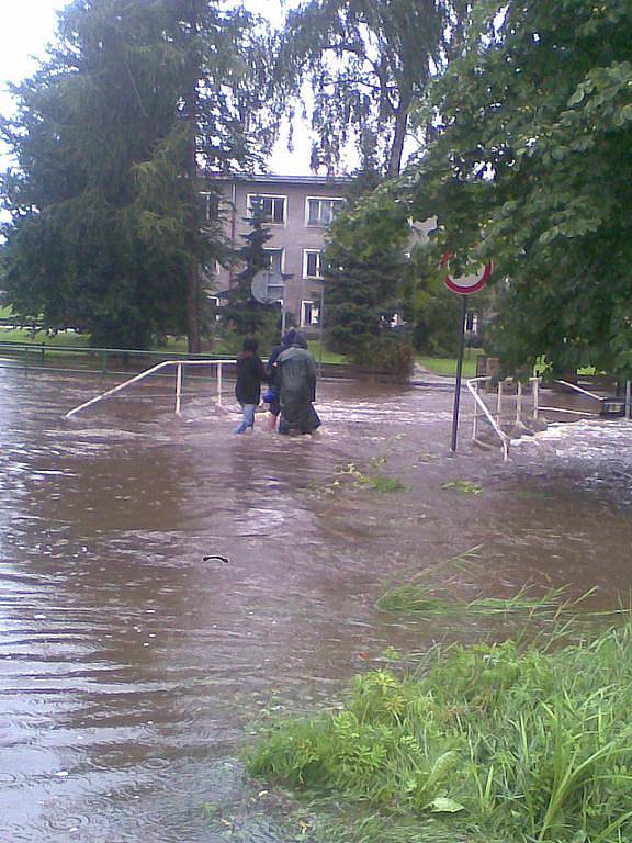 Velká voda ve Verneřicích u Děčína, směr Česka Lípa.