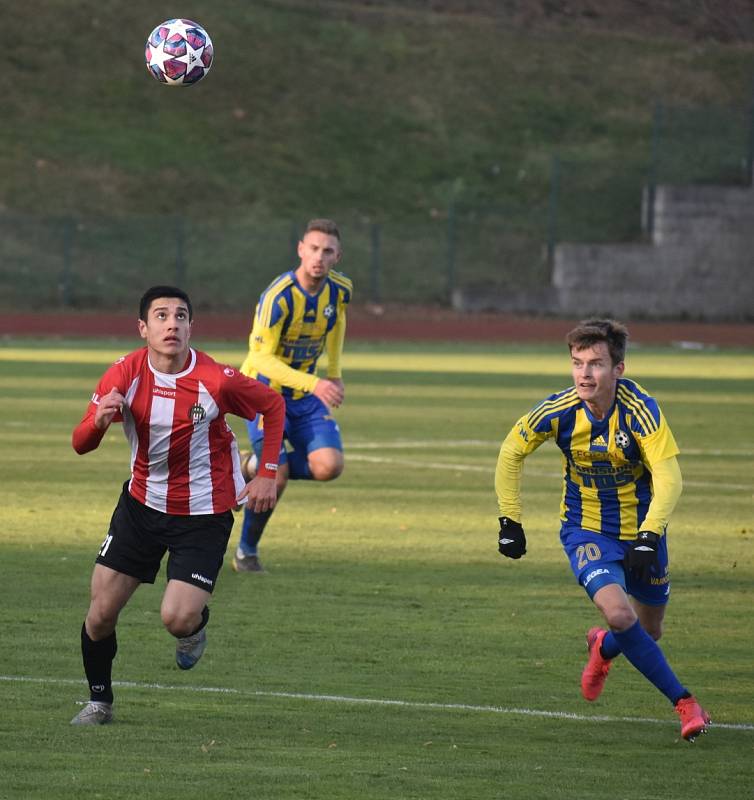 Fotbalisté Varnsdorfu (žlutomodré dresy) doma prohráli 1:3 se Žižkovem.