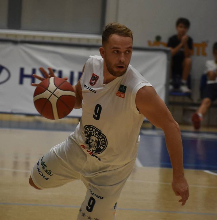 Děčínští basketbalisté (bílé dresy) doma podlehli Hradci Králové 68:82.