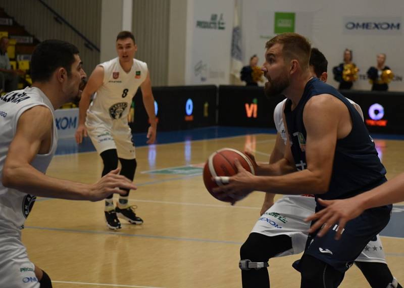 Porážka. Děčínští basketbalisté na vlastní palubovce podlehli Ostravě.