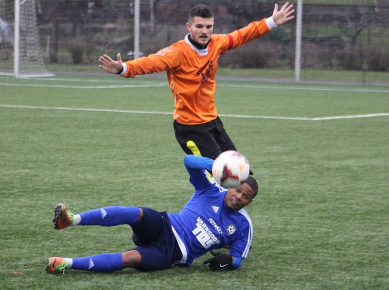 PRVNÍ PŘÍPRAVA. Varnsdorf (v modrém) porazil Litoměřicko 4:1.