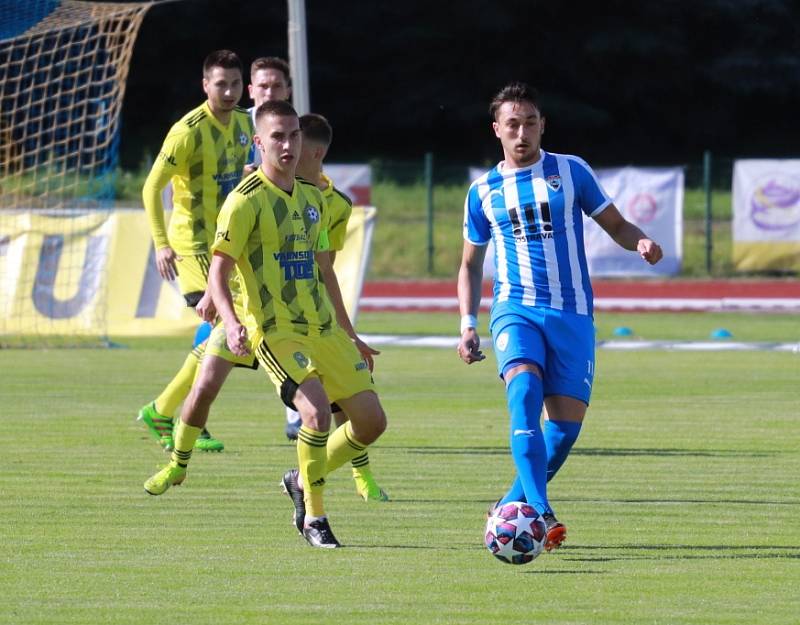 Důležitá výhra! Fotbalisté Varnsdorfu (ve žlutém) doma porazily poslední Vítkovice 3:1.