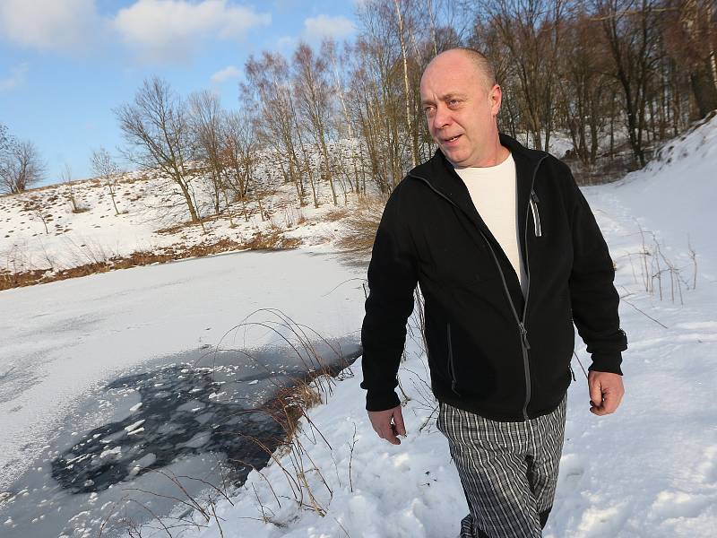 Muž zachránil dvě tonoucí se děti v rybníku v Krásné Lípě na Děčínsku, pod kterými se prolomil led.