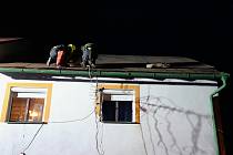 Uvolněné plechy na střeše rodinného domu v Javorech na Děčínsku