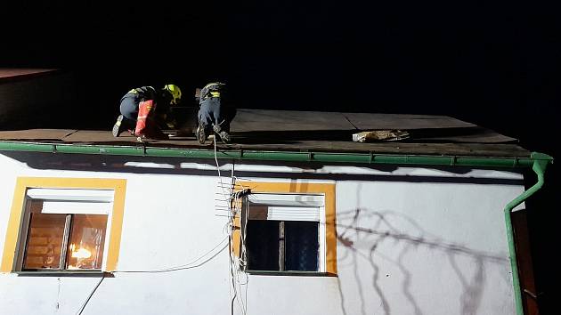 Uvolněné plechy na střeše rodinného domu v Javorech na Děčínsku