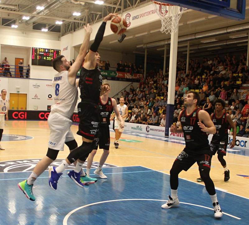 DĚČÍNŠTÍ BASKETBALISTÉ doma nestačili na mistrovský Nymburk.