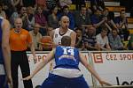 BRAVO! Děčínští basketbalisté (v bílém) porazili USK Praha i potřetí.