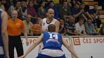 BRAVO! Děčínští basketbalisté (v bílém) porazili USK Praha i potřetí.