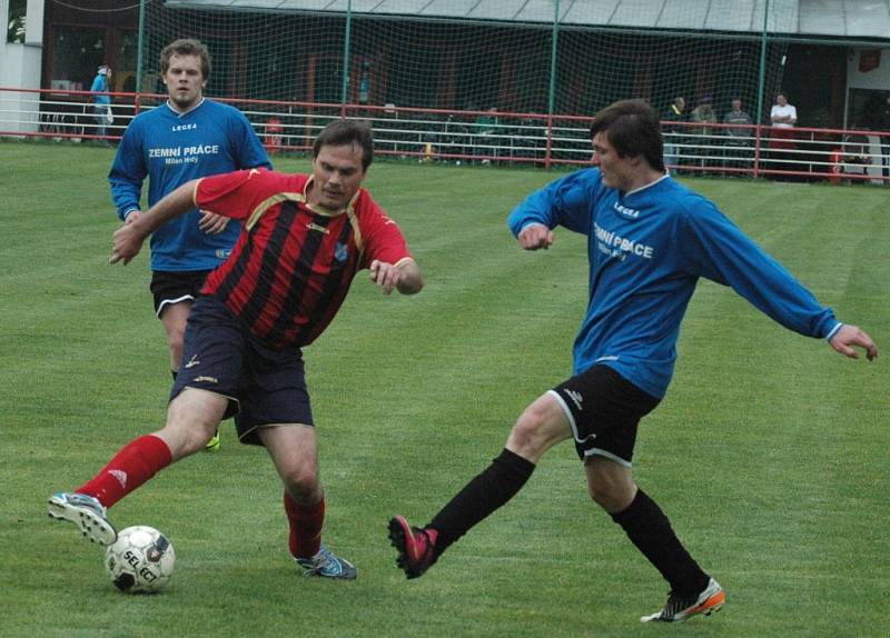 LÍDR NEZAVÁHAL. SA Děčín (v pruhovaném) porazil Dobkovice 5:0.