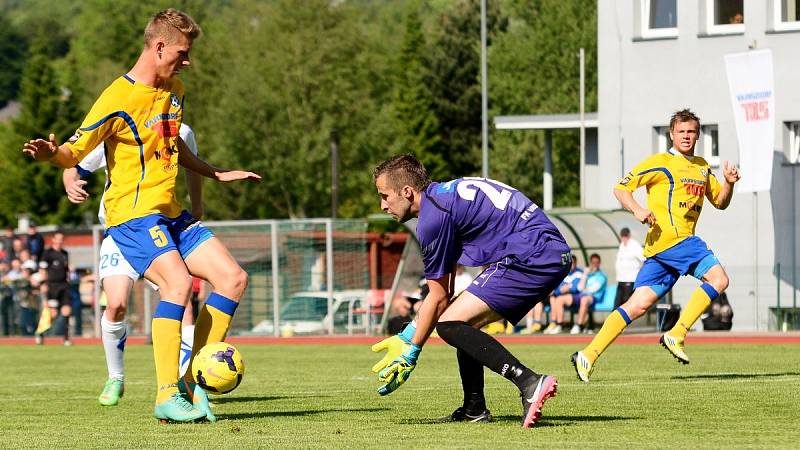 VÍTĚZNÉ LOUČENÍ. Varnsdorf (ve žlutém) porazil Zlín 2:1.