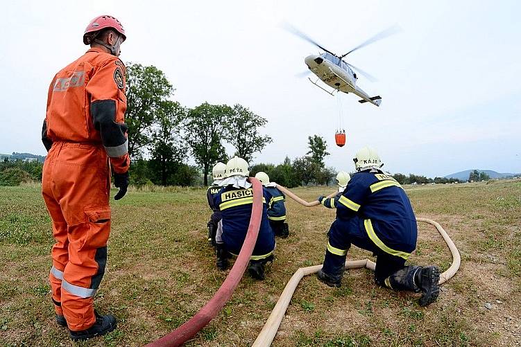 Do nepřístupného terénu museli hasiči povalt vrtulník 