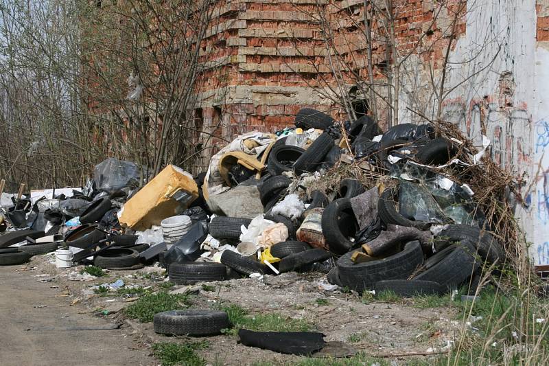 Černá skládka v průmyslovém areálu s tisící pneumatik děsí Krásnou Lípu.