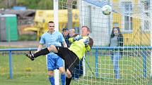 KONEČNĚ. Fotbalisté České Kamenice (v modrém) doma porazili Mojžíř a ukončili dlouhou sérii porážek.