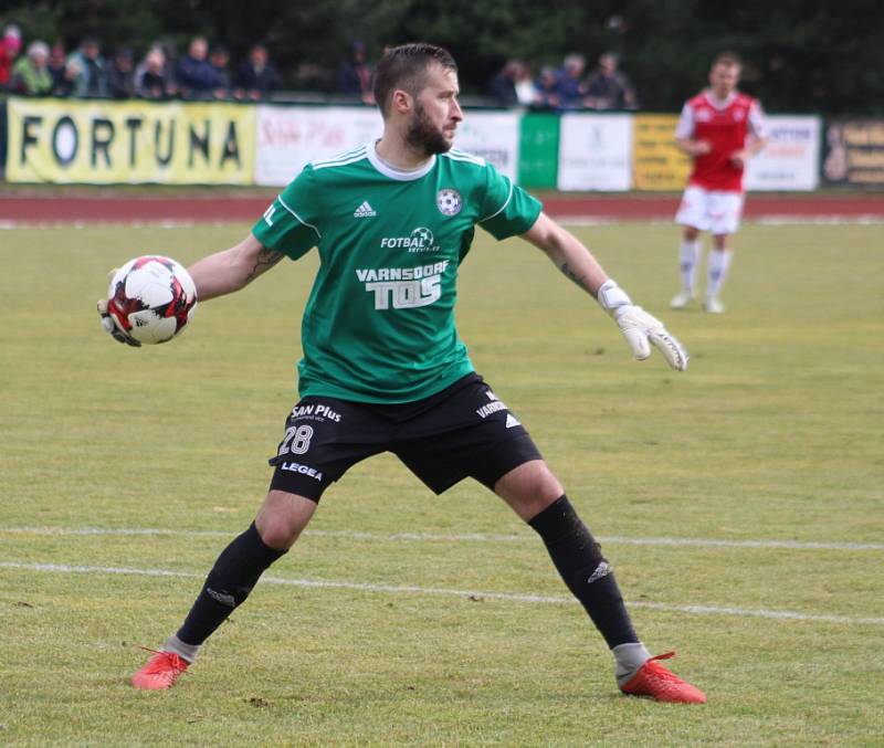 FOTBALOVÉ JARO ZAČALO. Varnsdorf (v modrém) doma přivítal Pardubice.