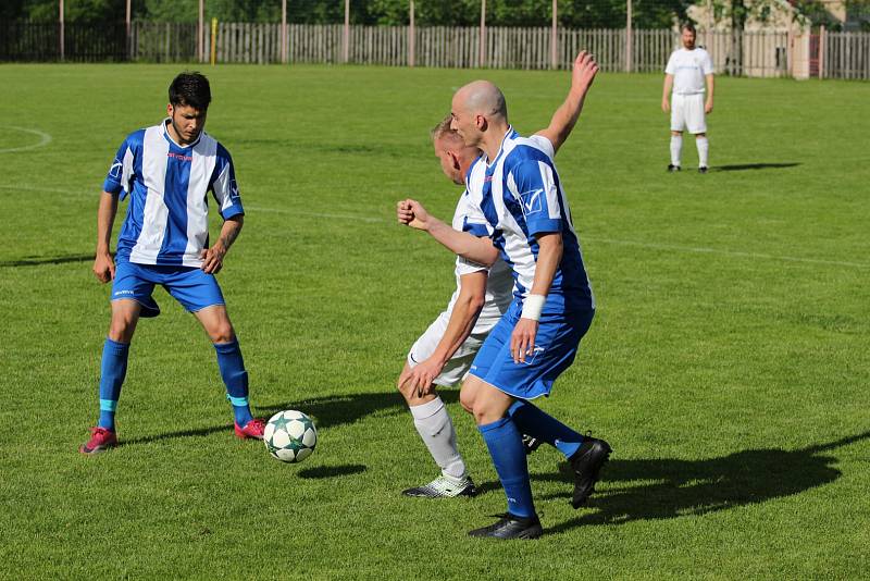 DEBAKL. Jiřetín pod Jedlovou (v pruhovaném) rozstřílel Těchlovice 8:0.