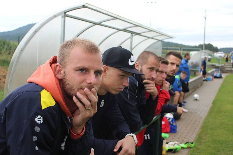 FOTBALISTÉ VARNSDORFU (ve žlutém) porazili juniorku Liberce 7:2. 