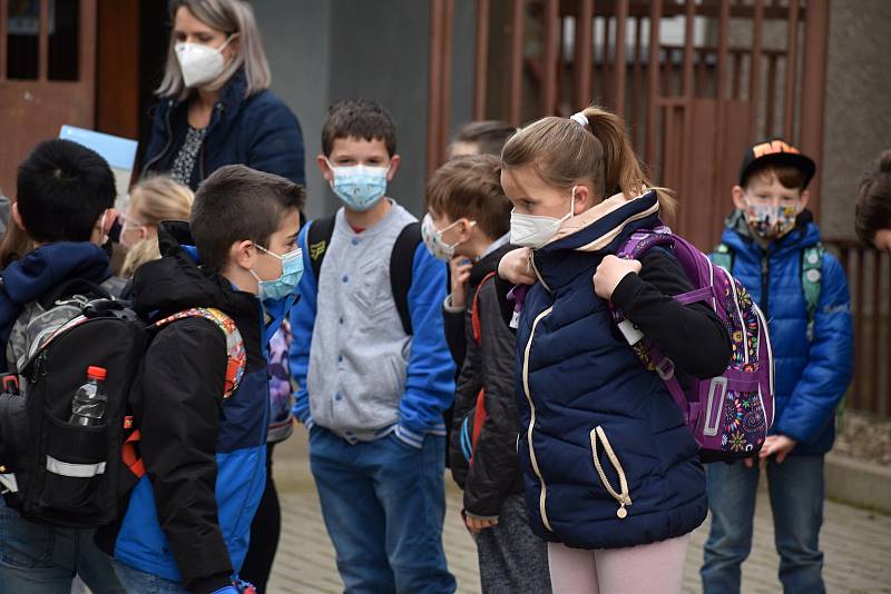 Školy na Děčínsku otevřely s týdenním zpožděním, týkalo se to i základní školy v Březové ulici v Děčíně.