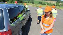 Policisté a děti kontrolovali řidiče v Huntířově na Děčínsku. Kdo měl vše v pořádku, dostal od dětí obrázek sluníčka.