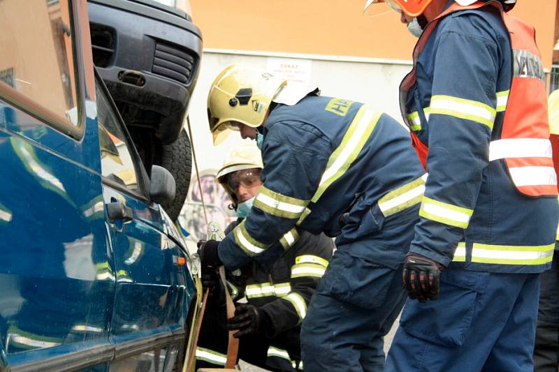 Hasiči v Děčíně trénovali vyprošťování zraněných z aut 