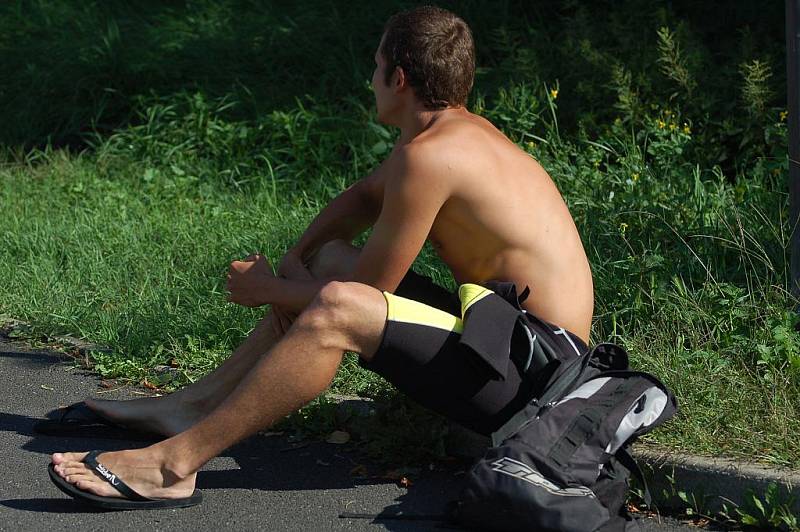 NĚKTEŘÍ ÚČASTNÍCI neztratili úsměv ani při zahájení závodu v Ústí nad Labem u Labské bašty. Nakonec se jich na startu objevilo 39. 