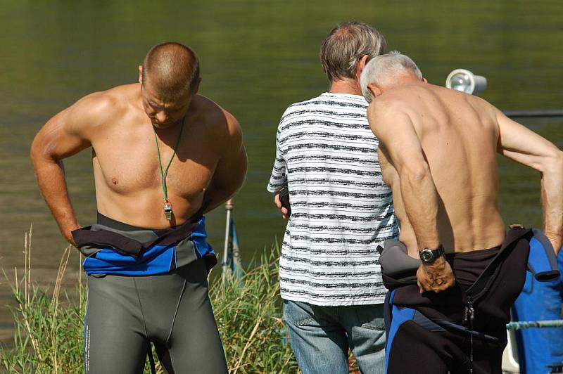 NĚKTEŘÍ ÚČASTNÍCI neztratili úsměv ani při zahájení závodu v Ústí nad Labem u Labské bašty. Nakonec se jich na startu objevilo 39. 