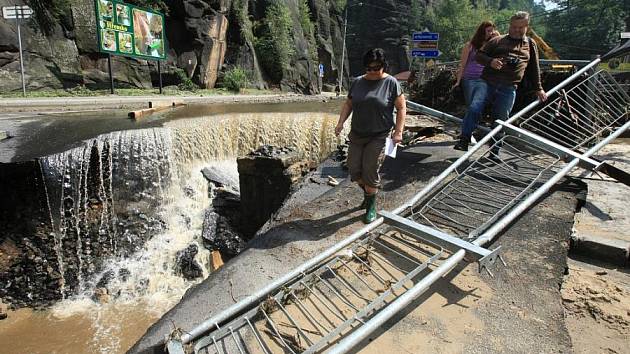 Další obrovské škody napáchala povodeň na Děčínsku v turisticky vyhledávaném Hřensku.Voda zde zničila část komunikací a most,který spojuje silnici k soutězkám.